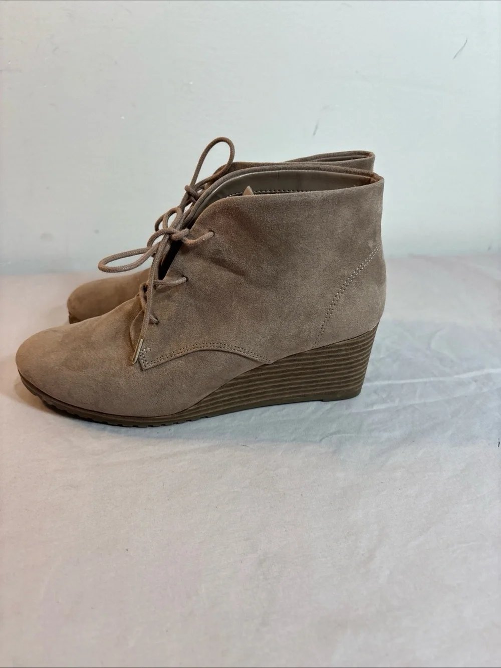 Dr Scholls Be Energized beige suede booties. Size 8M